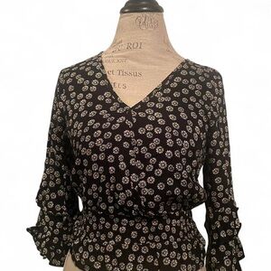 Just Polly New York • Black / White V Neck Floral Daisy Blouse • SIZE - MEDIUM